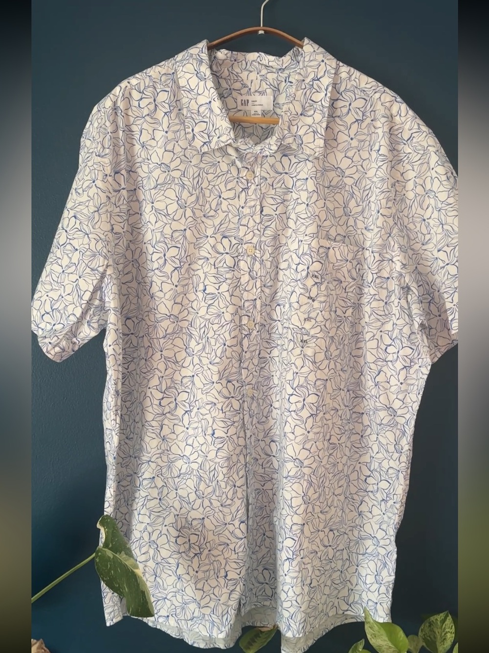 GAP Men’s White Short-Sleeve Button-Down Shirt with Blue Floral Outline